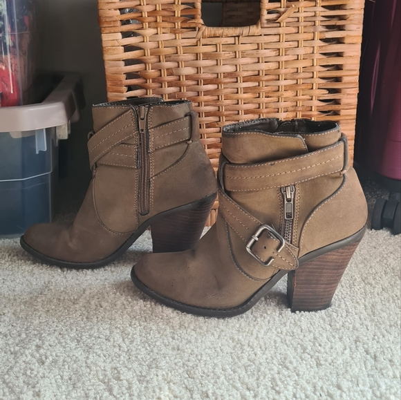 Boots - Picture 1 of 4